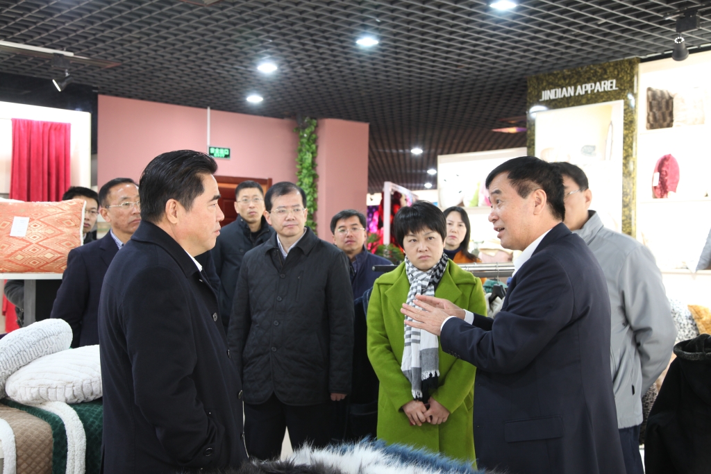2016年11月26日，時(shí)任連云港市市長(zhǎng)項(xiàng)雪龍來(lái)到飛雁毛毯有限公司調(diào)研指導(dǎo)工作。